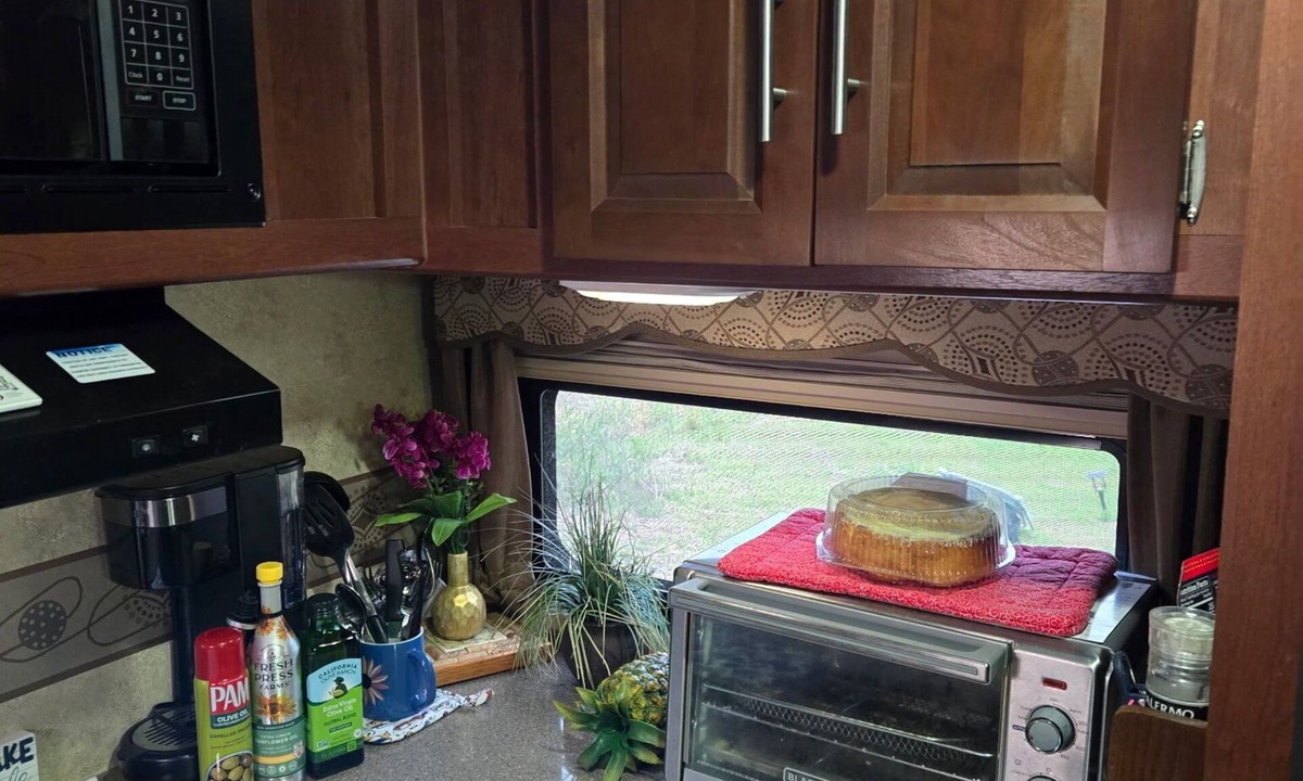 Branford House | Quiet Lakeside Escape - 32’ RV Retreat Near Ichetucknee Springs