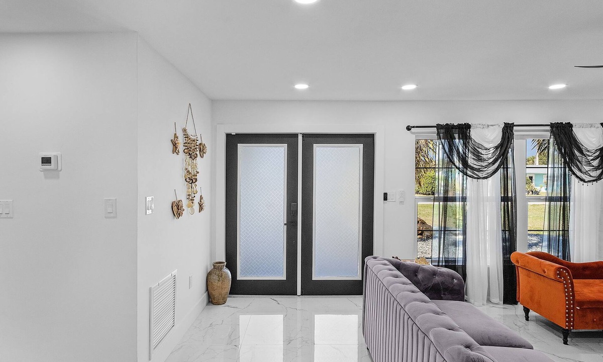 Iona House | Rare 3 Bedroom House, 5 Minutes Drive to Beach, Events Permitted