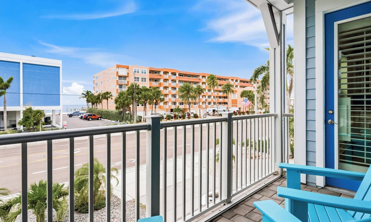 Redington Beach House | RBV #315 🐬Huge Townhome- across the street from beach!🩱