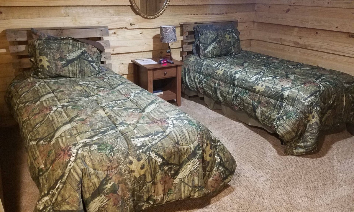 Statesboro Cabin | Red Fern Lodge Room 2