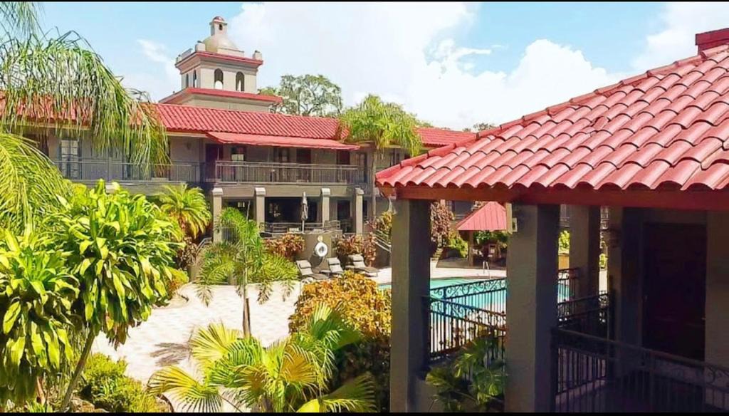 Terrace Park Hotel | Red Roof Inn PLUS & Suites Tampa - Busch Gardens
