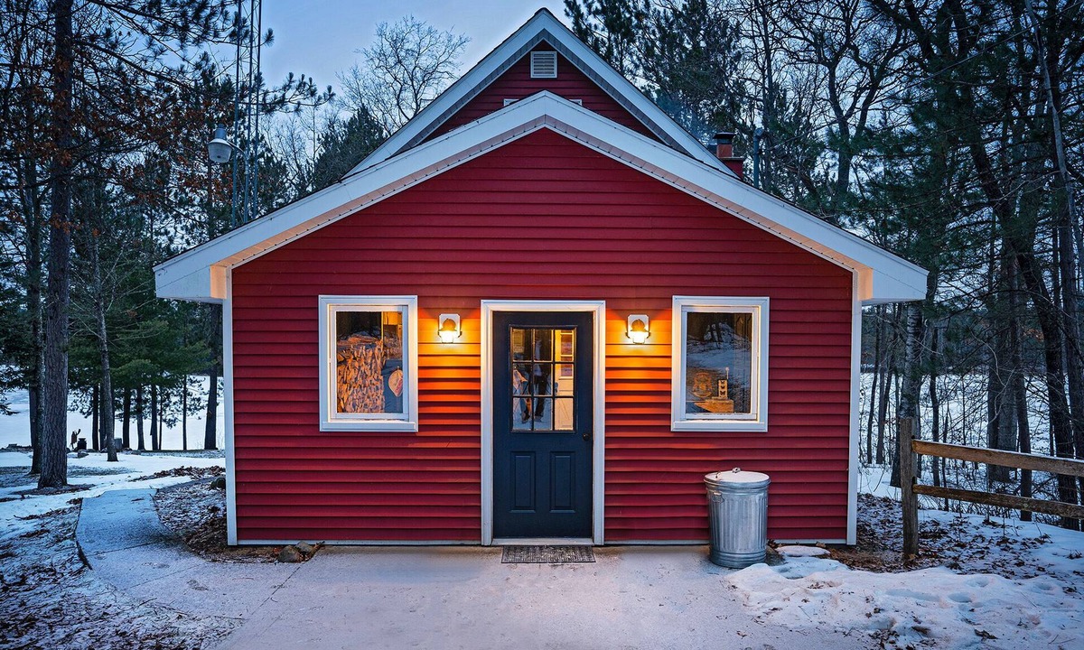 Lewiston Cabin | Refined Rustic: Designer Cabin for Golf and Fishing