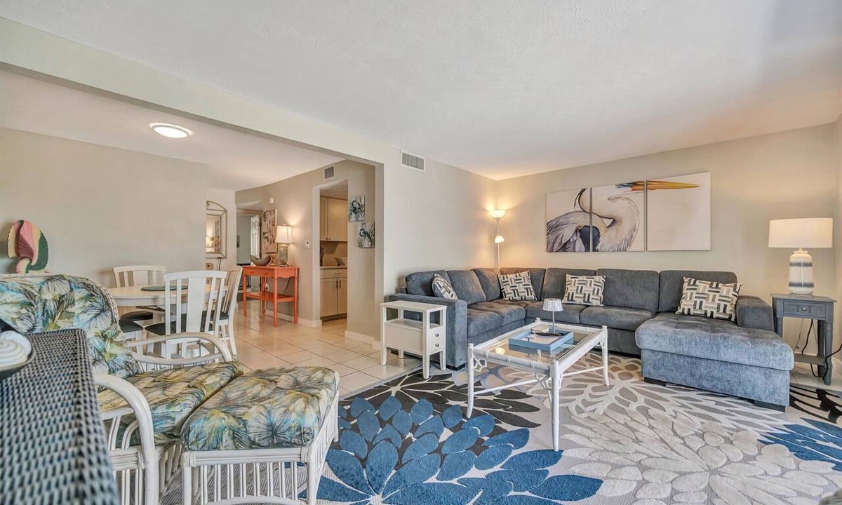 Bayview Condo | Relax Beachside! Tropical Resort Amenities 1B1B