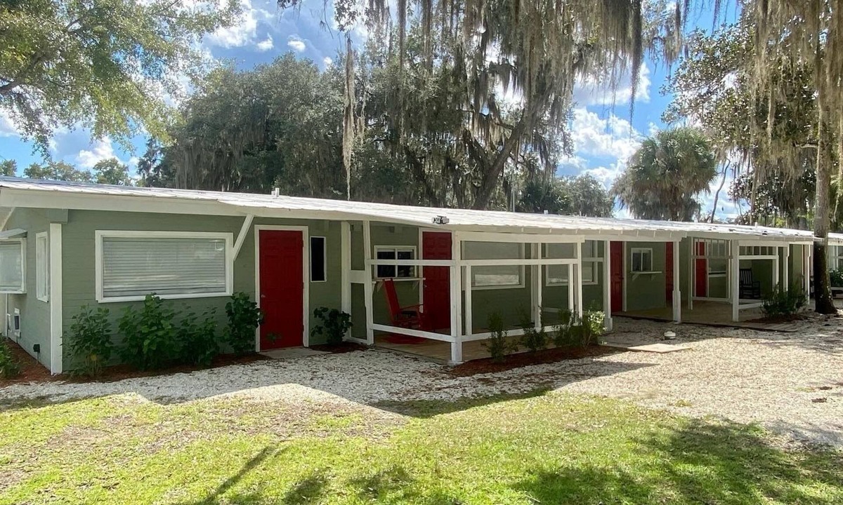 Satsuma Hotel | Relax by the River - Shell Harbour Room 4 on the St Johns River