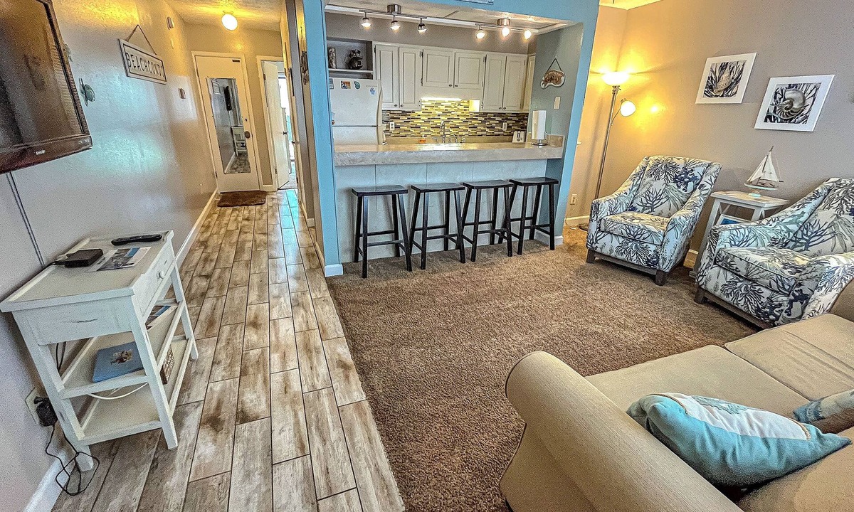 Holiday Beach Condo | Relaxing 1Br Condo sleeps 4. Pool outside back door. Beach Access.