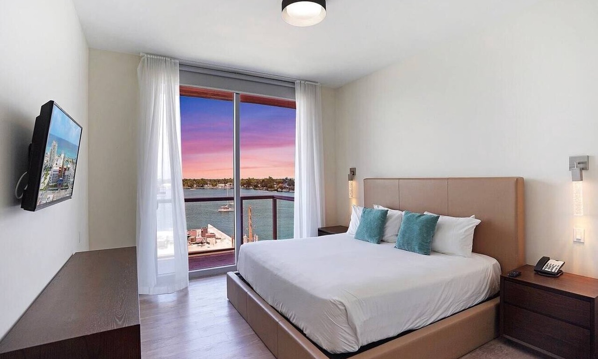 Hollywood Condo | Relaxing 2BR Sunsets Over The Water-CS12