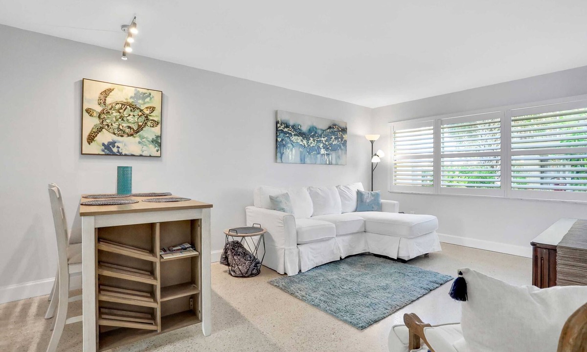 Dunedin House | Renovated duplex near Honeymoon Caladesi Island with patio AC and WD