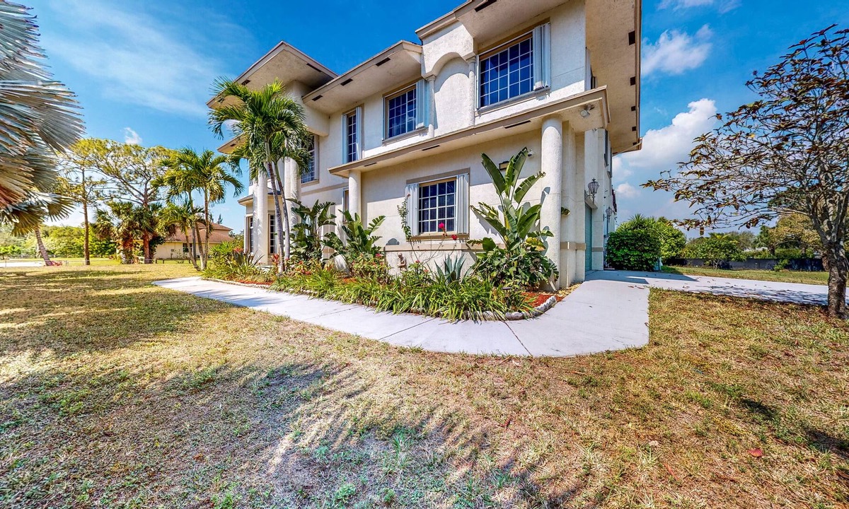Loxahatchee House | Renovated Elegant Retreat - Fitness Rm - Work desk