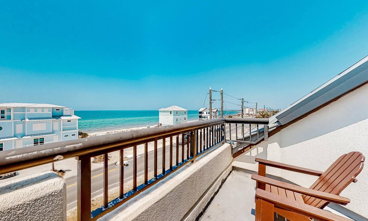 Mexico Beach Condo | Renovated oceanfront condo with lanai, pool, hot tub & view - snowbird-friendly