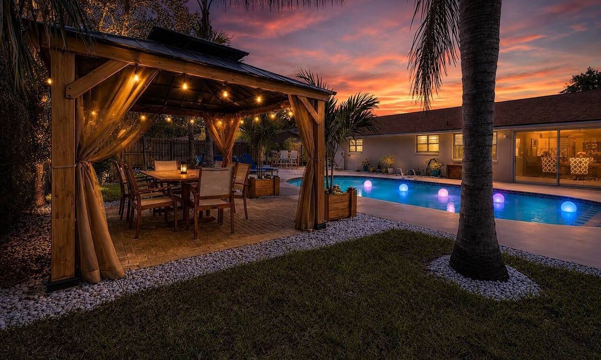 Mill Run House | Resort Pool Home Near Disney | Sleeps 10