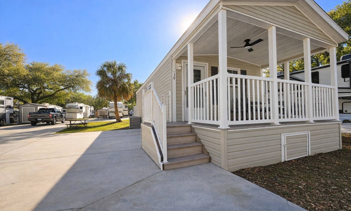 Dover House | Resort-Style 1BR | 3 Pools + Hot Tub | Sleeps 4