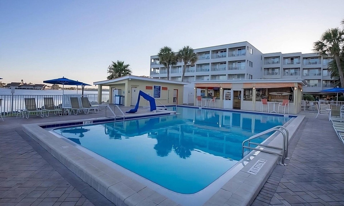 Rocky Point Apartment | Resort-Style Waterfront Retreat l Pool, Free Parking Near MOSI Science Museum