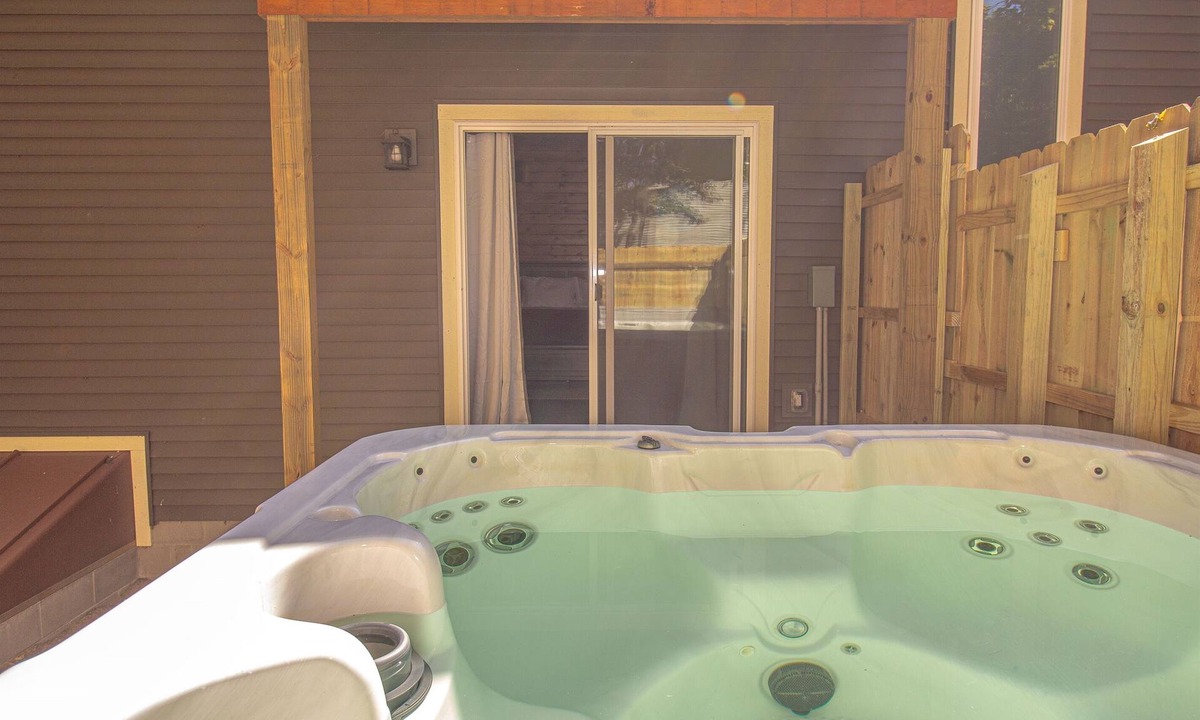 Paris Cabin | Riverfront Blufftop Escape | Hot Tub, Deck, Fireplace, Kayaks, Tubes & Firepit