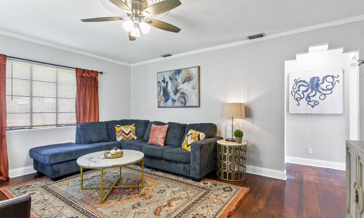 Riverside Heights House | Riverside Heights Retreat |Sleeps 10 | Riverwalk