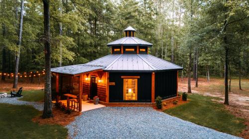 Marshallville House | Romantic Gazebo Cottage w Hot Tub & Pond