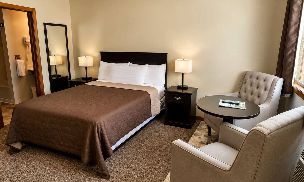 Grayling House | Room 31-1 Queen Jacuzzi Suite-Woodland Motor Lodge