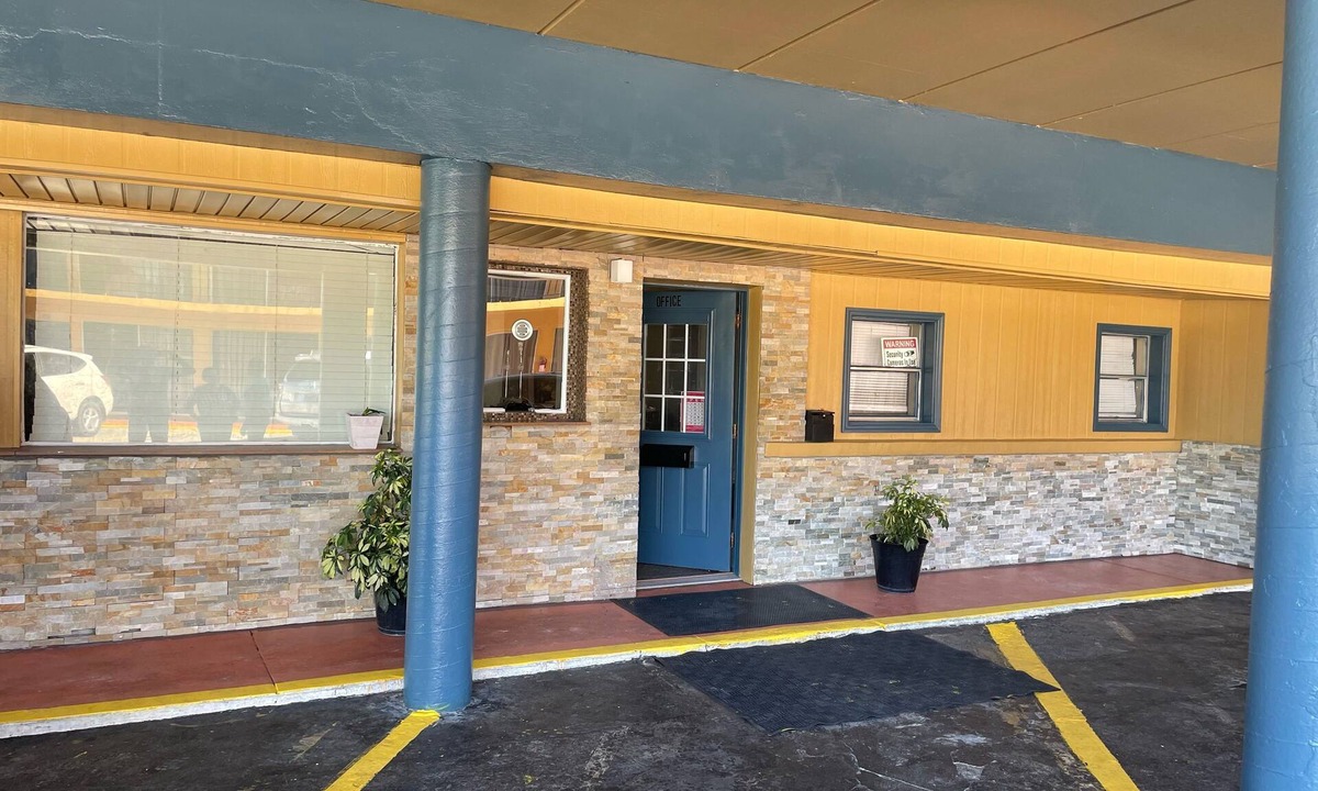 Boys Ranch Hotel | Royal Inn