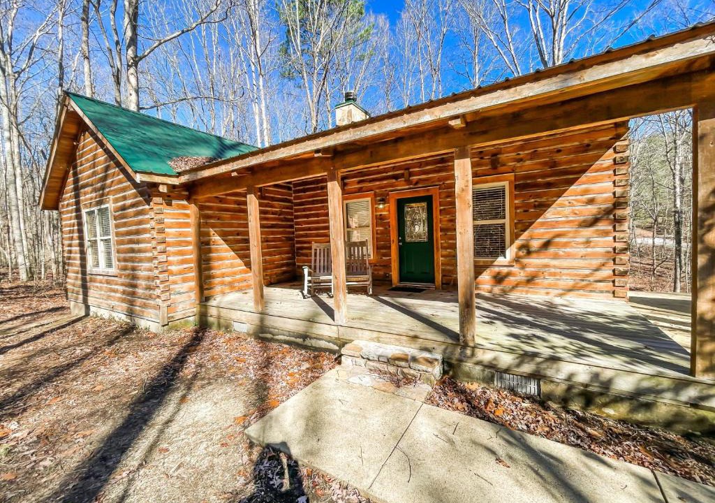 Fort Payne House | Rustic Getaway Tucked Away at Little River Canyon