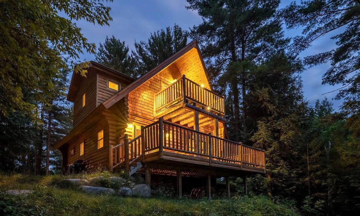 Wilmington Cabin | Rustic Log Cabin with Jacuzzi Bathtub in the Adirondack Mountains, New York