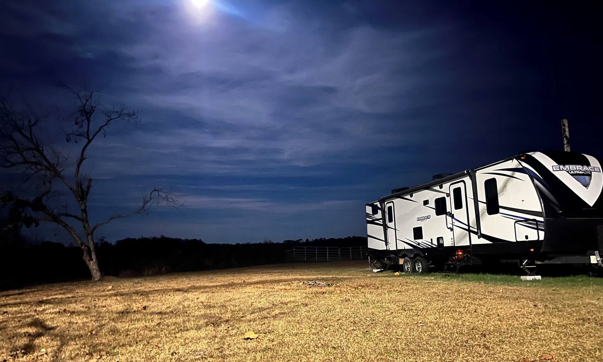 Douglas House | RV in country, 5 mins from town! 1 king, 1 bunk. full bath, WiFi, heat and AC
