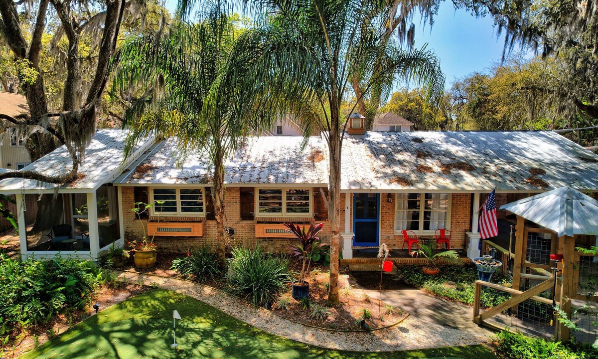 Saint Simons Heights House | Saint Simons Island Presents ‘OFF BROADWAY' Beach Escape Heated Pool