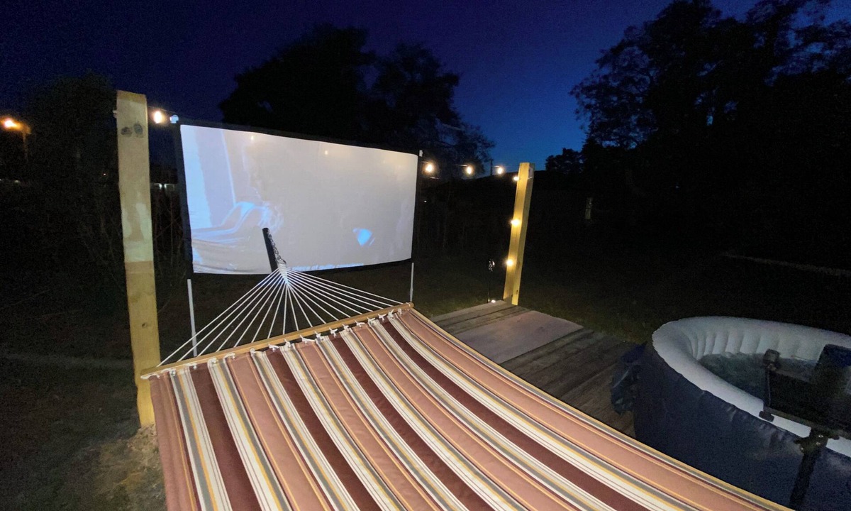 Brooksville House | Sale: Stay 2 nights or more for Jacuzzi, outside movie theater,& Swedish massage