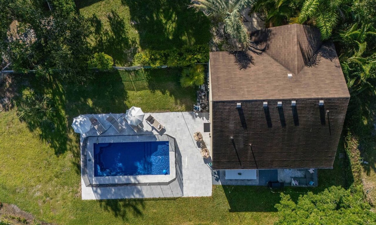 Jupiter House | Saltwater Pool BBQ Patio Playroom Minutes2Beaches