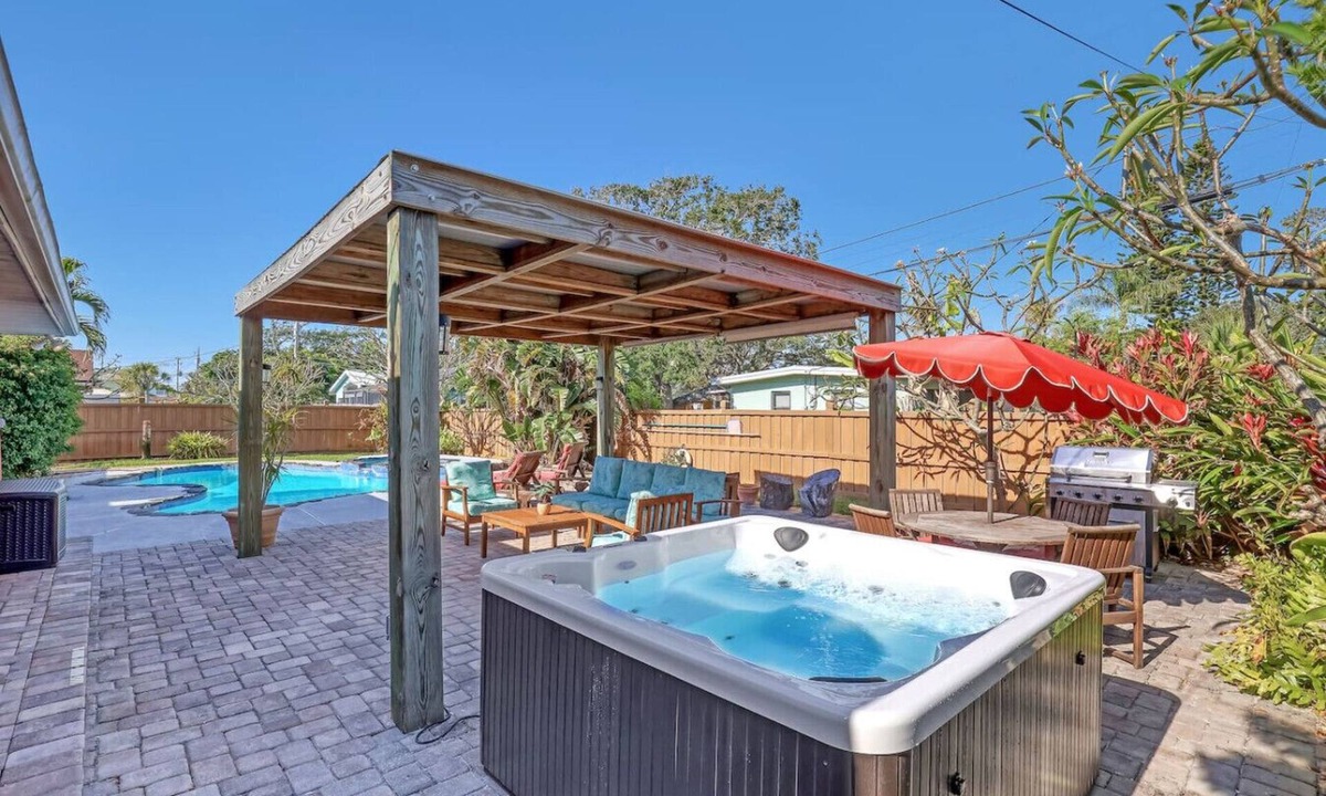 Cocoa Isles Apartment | Sandpiper Retreat | Pool | Jacuzzi | Game Room