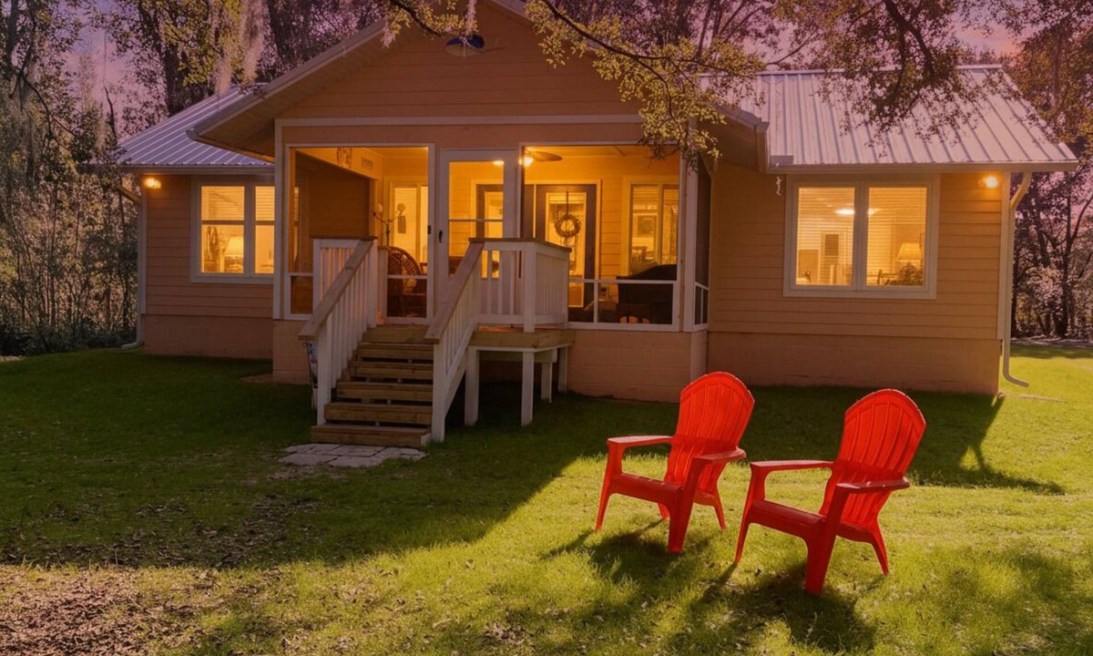 Melrose House | Sandy Toes Bungalow-Charming Lake Bungalow for a Family Summer Getaways