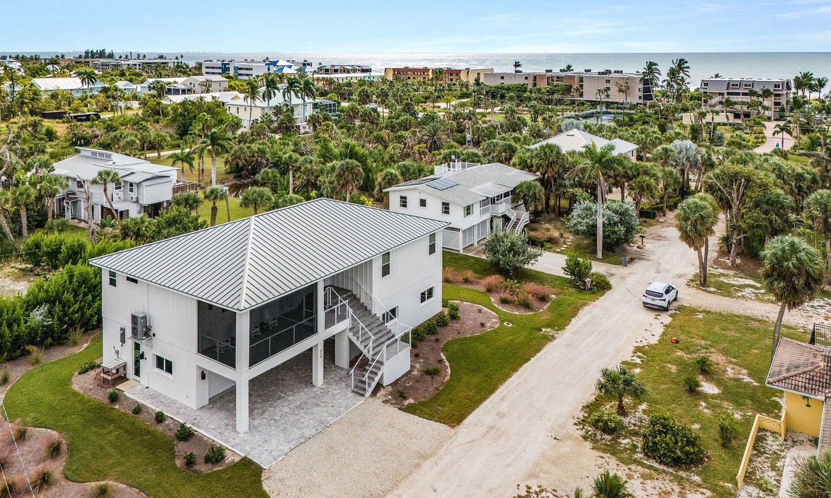 Sanibel House | Sanibel! 4bd/3ba 5bds 1-min walk to private beach!