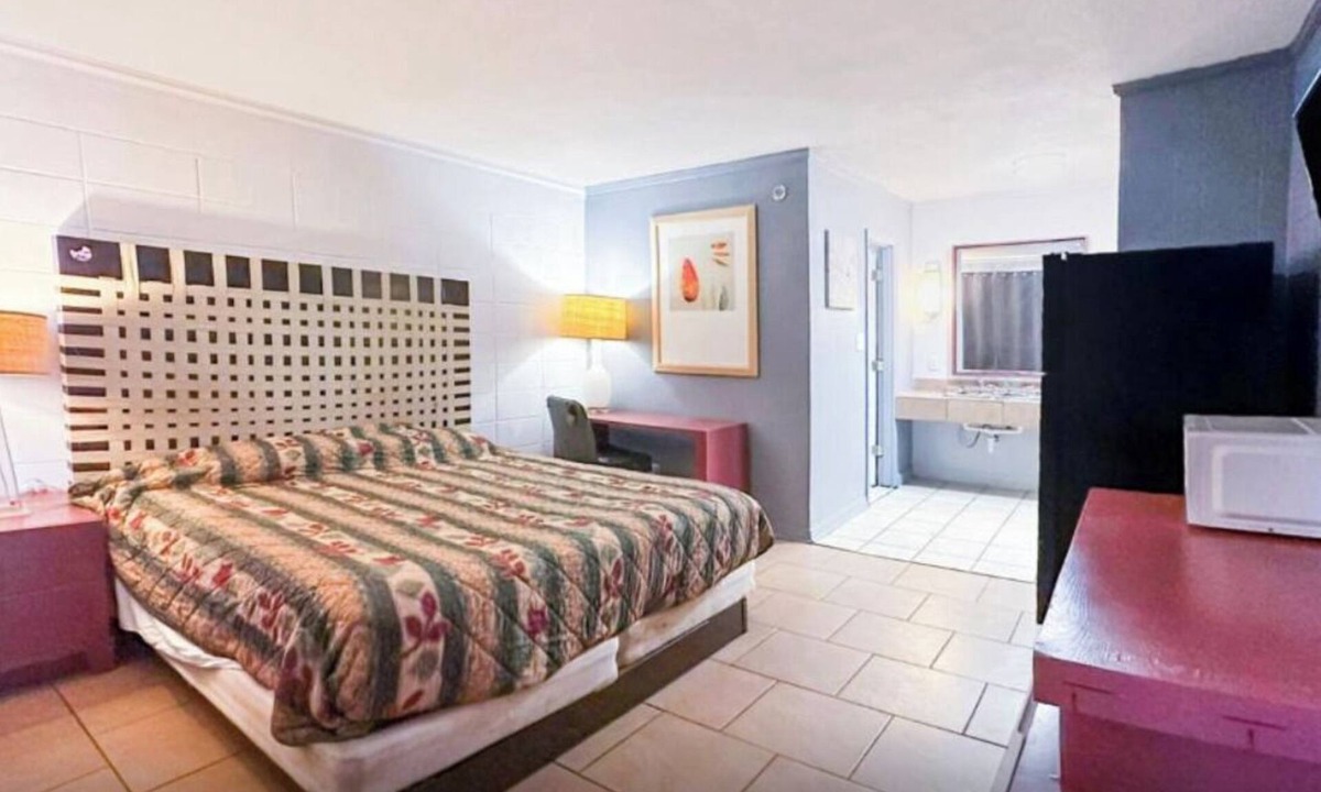 Albany Hotel | Scenic Travel Stay! Room Close to Albany Parks, Shopping & Attraction