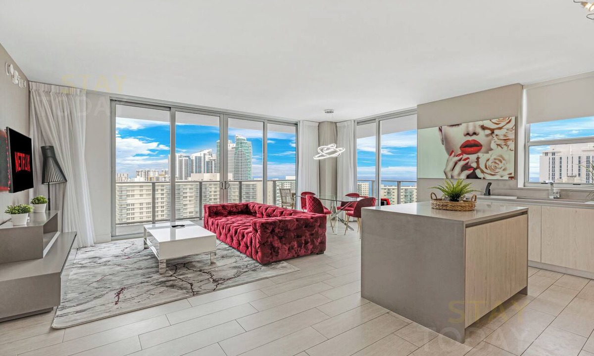 Hollywood South Central Beach Condo | Sea Breeze Hideaway: Modern Retreat Overlooking the Blue Horizon-25 min to MAJOR INTERNATIONAL SPORTING EVENT!