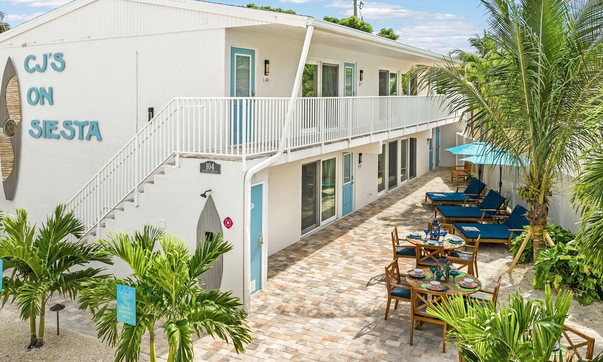 Siesta Key Village House | Sea Breeze - Pet Friendly, Located in Siesta Key Village, Steps to Siesta Key Beach!