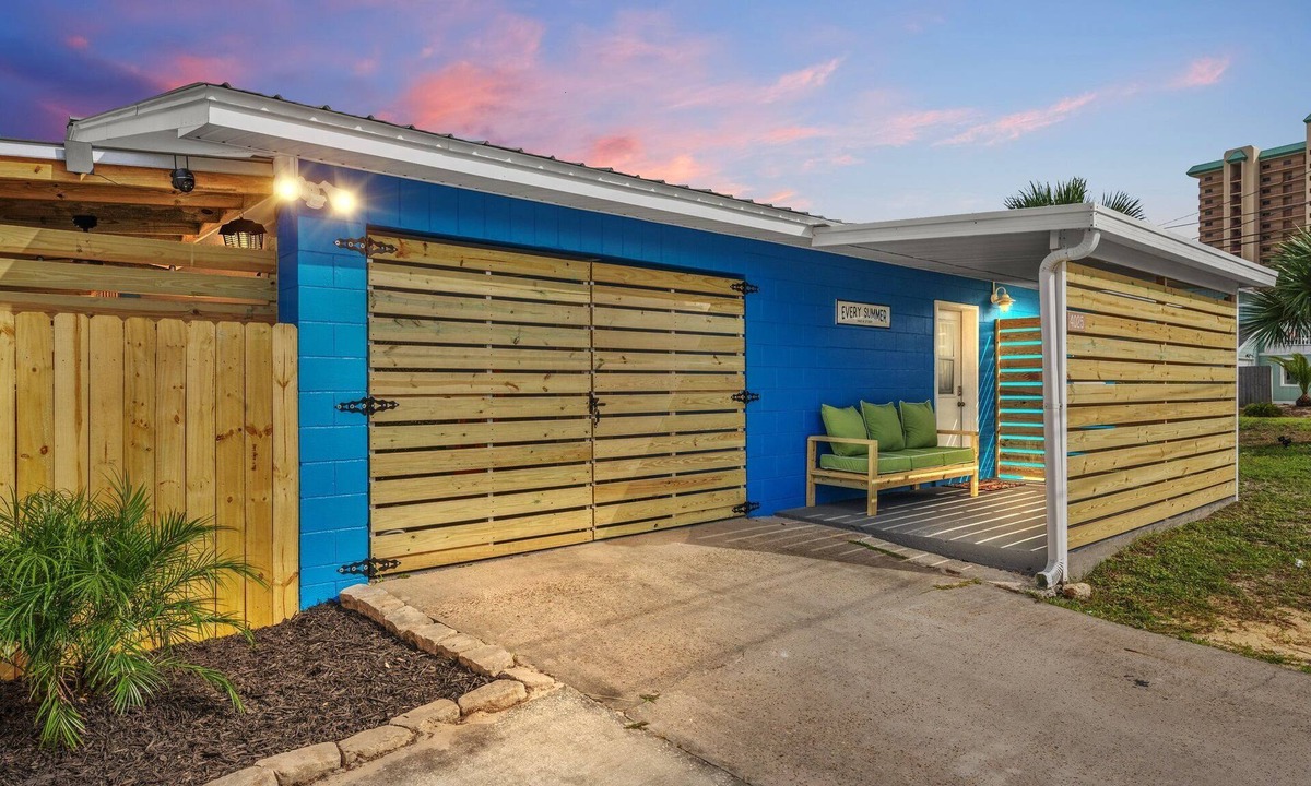 Holiday Beach House | Sea Escape: PCB Two Blocks From Beach