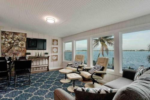 Englewood Villa | "Seaglass" Dazzles with Exceptional Bay Views&Pool