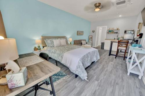 Fort Walton Beach Apartment | Seaside Escape 3 - Bright Studio with Kitchenette