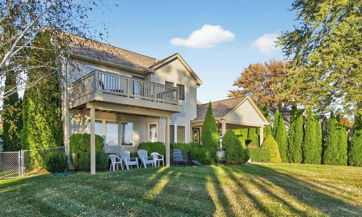 Pearl Beach House | Serene 5-bedroom waterfront house with AC in Algonac,