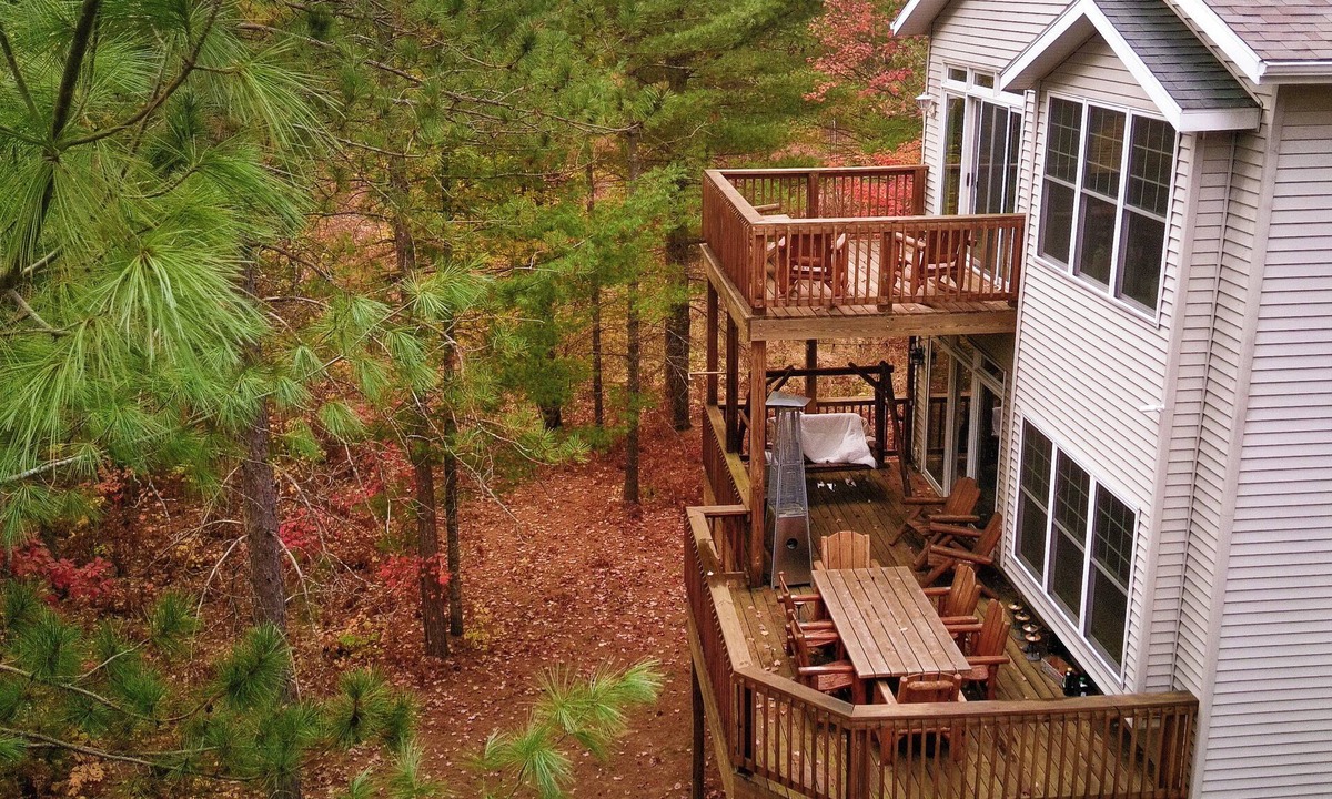 Pellston House | Serene Summer Escape, 6bd, game room, near Mackinaw and Harbor Springs!