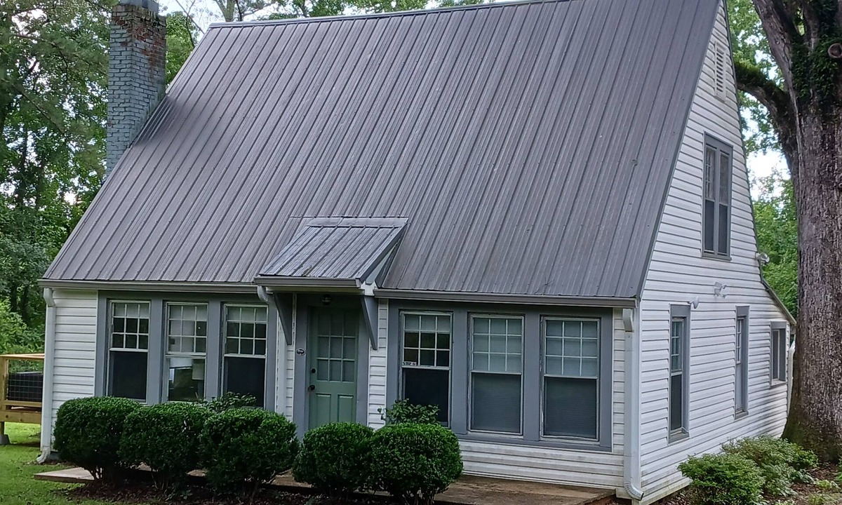 Talladega Cottage | Shady Oaks Charming 2-bedroom cottage in Talladega