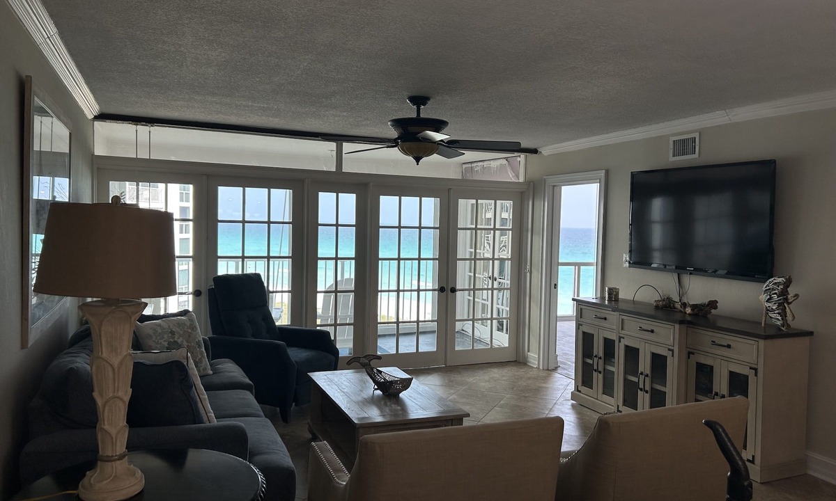 Holiday Isle Condo | Shoreline Towers Beachfront Condo - beach chair setup included