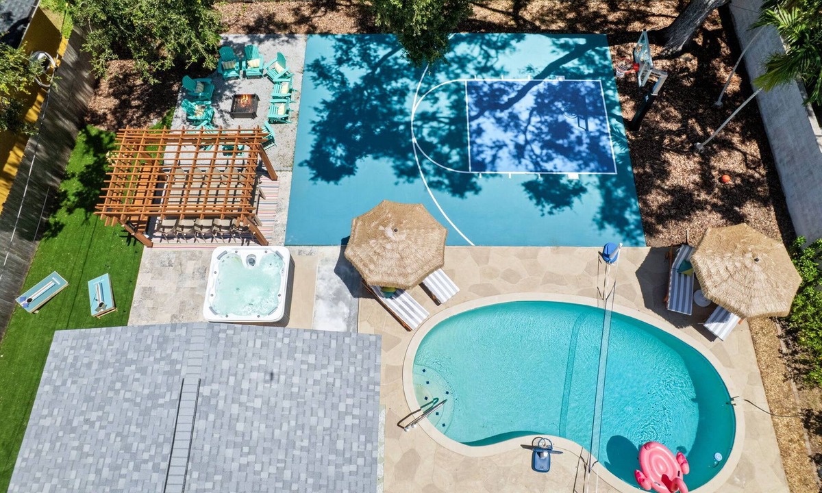 Madeira Beach House | Sleeps 10 Pool Hot Tub Sport Court Pool Table