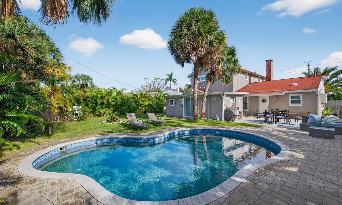 Sarasota House | Sleeps 12 ~Sparkling Pool Home~ 1 block to Gulf Beaches. 4 bdrm 3 bath. Lido Key