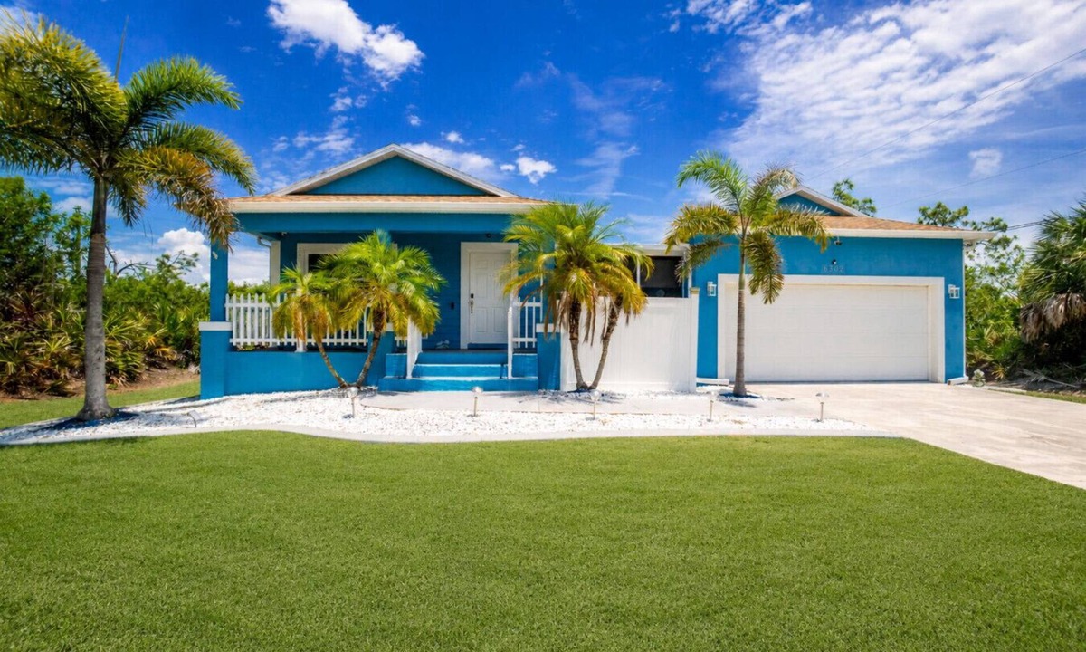 Englewood East House | SloMo Bungalow | Private Pool, Hot Tub & Coastal Retreat Near Englewood Beach
