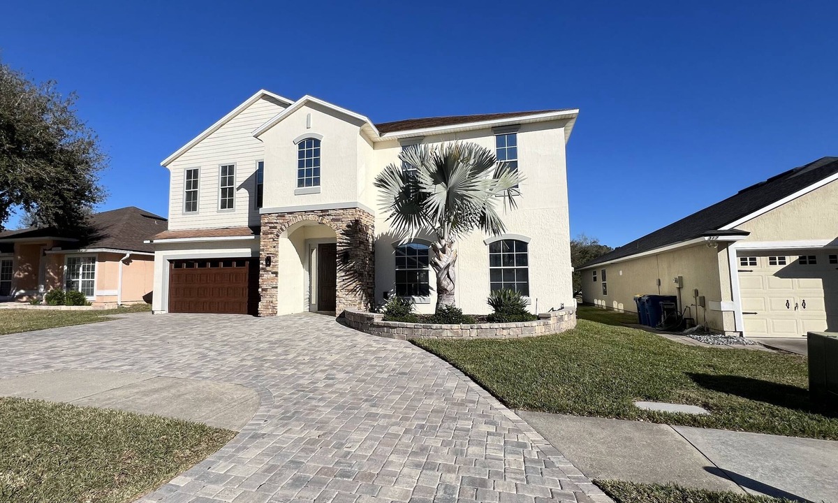 East Arlington House | Snowbird Vacation Mansion minutes from the beach!