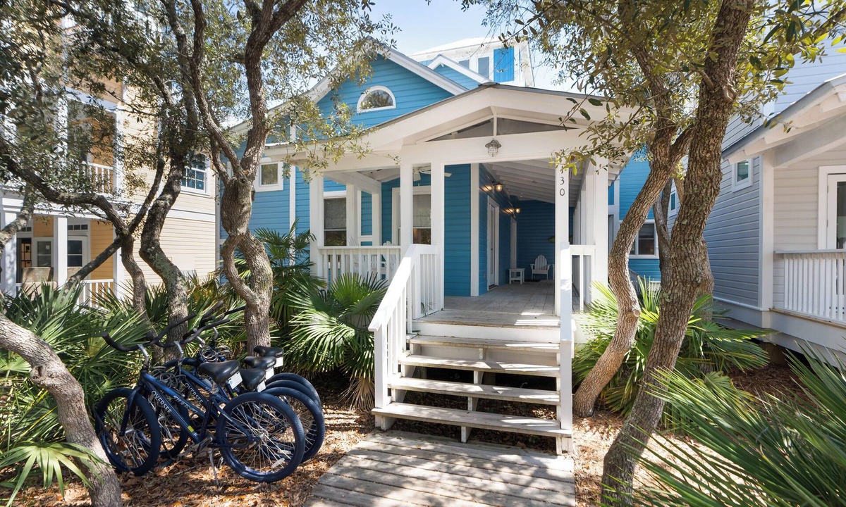 Seaside House | Son Worshipers - Seaside Home near Iconic Town Council!