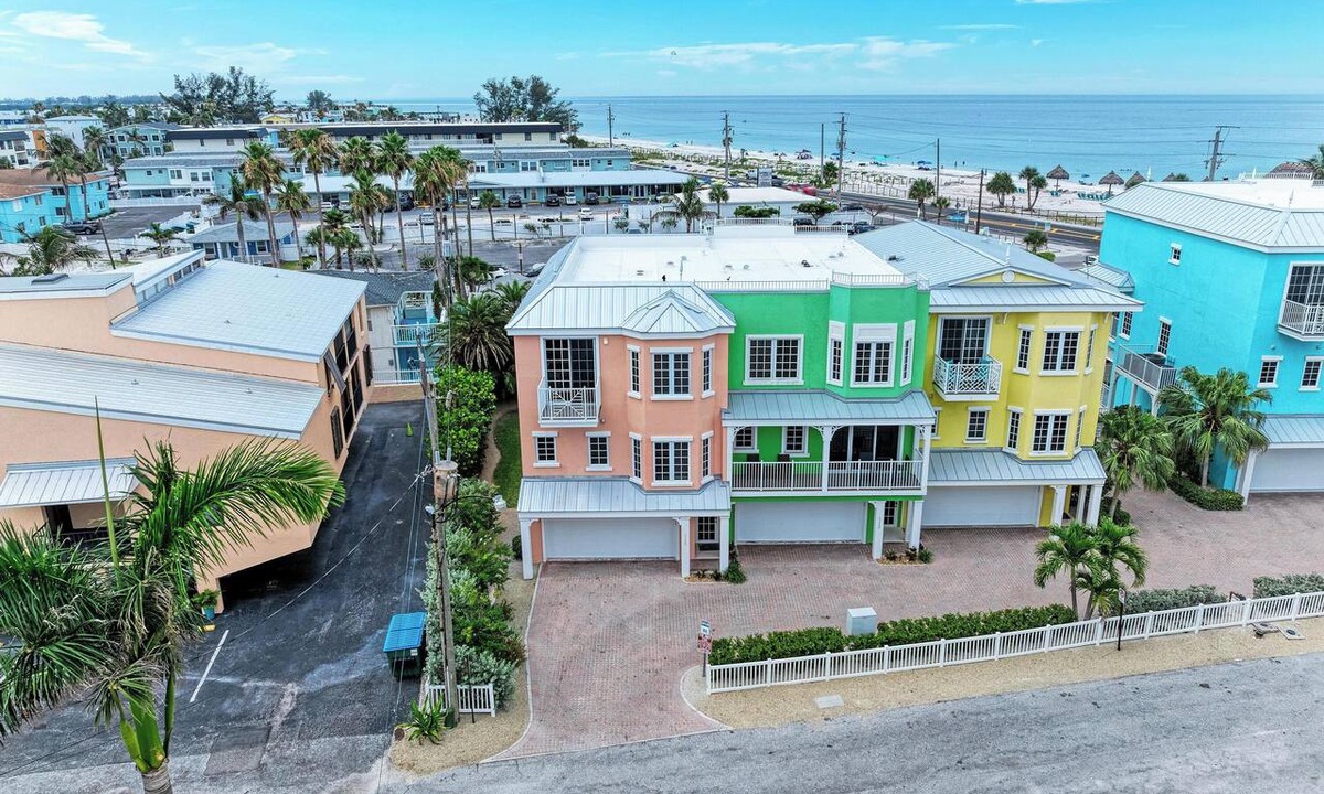 Bradenton Beach Condo | South Beach Village 115-By Island Real Estate Vacations