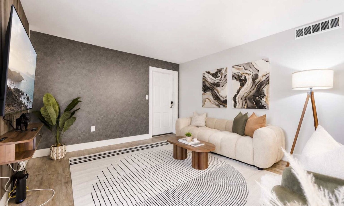 Beach Park Apartment | South Tampa 2BR | 2 Kings, Pool, Gym & Parking