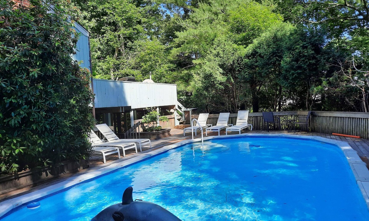 North Sea House | Southampton Pickleball Walk to beach. Kayaks on lake Park-like grounds Pool