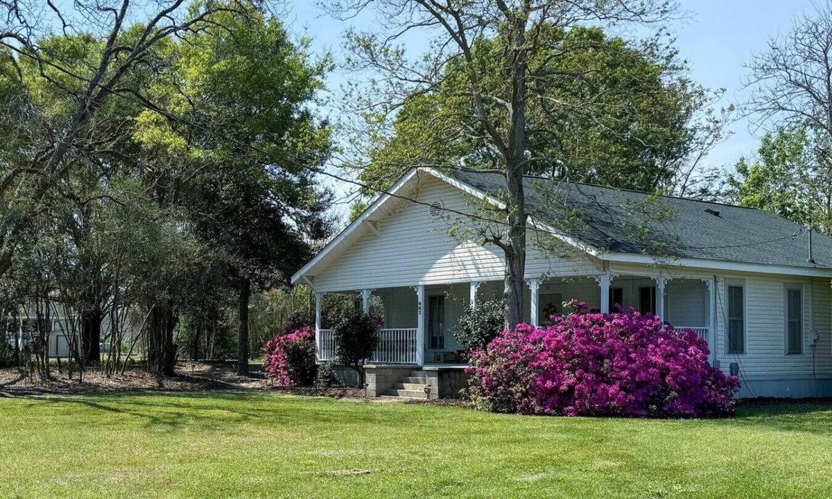 Ty Ty House | Southern Luxuries Farmhouse - Beautiful Romantic!