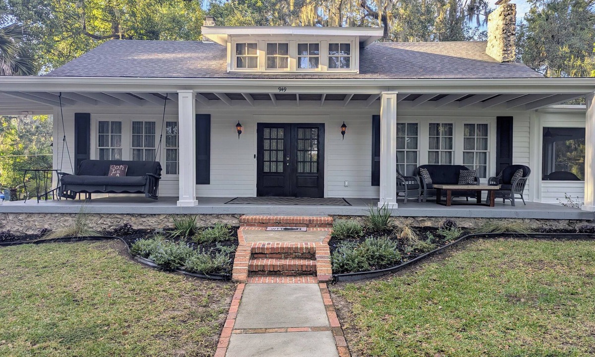 Ocala House | Southern Porch Life Circa 1938 > with 4 bed 2 bath plus 1 screen porch with Fan